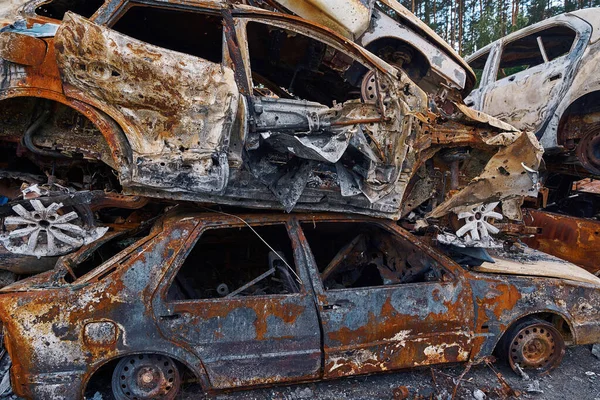 Vernietigde Autokarkassen Elkaar Liggend Autokerkhof Bombardementen Russische Troepen Irpin — Stockfoto
