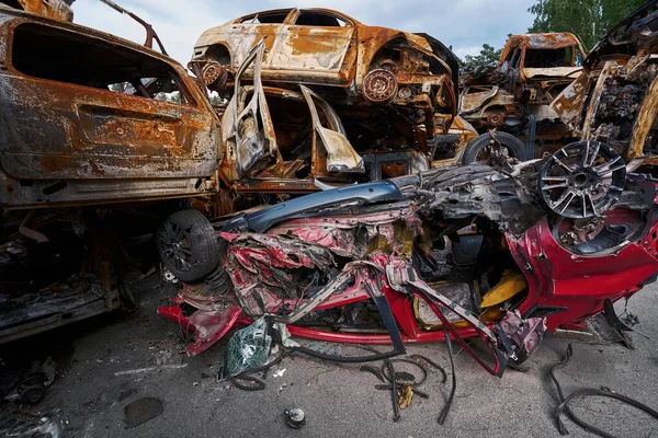 Verdraaide Verbrande Resten Van Het Voertuig Liggen Grond Russische Aanval — Stockfoto