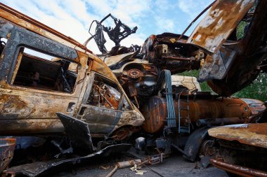 Rus-Ukrayna savaşı sırasında bombalanan araba, minibüs ve tank kalıntıları.