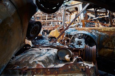 Kyiv bölgesinde Rus kuvvetlerinin ağır bombardımanı sonucu araçlar kül oldu