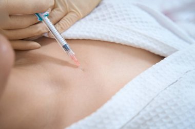 Estetik tıp kliniğinde dekoltenin yaşlanmasına karşı iğne.