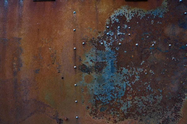 ロシア軍による爆撃後に塗装を剥がし輸送の金属板 — ストック写真