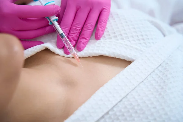 美容外科门诊部注射间歇性药物治疗皱纹的妇女 — 图库照片