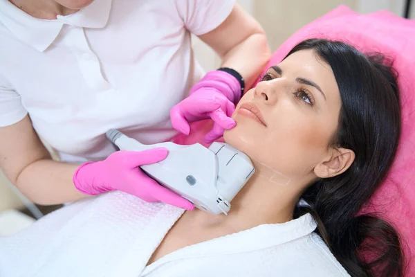 Beautiful Female Patient Undergoes Chin Skin Tightening Procedure Ultrasonic Lifting — Stock Photo, Image