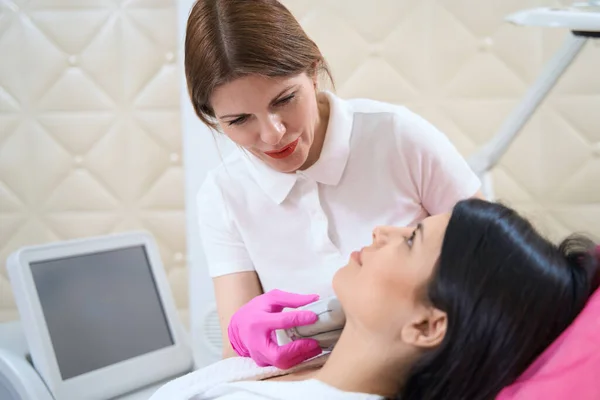 Doctor Clinic Aesthetic Medicine Performs Procedure Tightening Modeling Skin Face — Stock Photo, Image