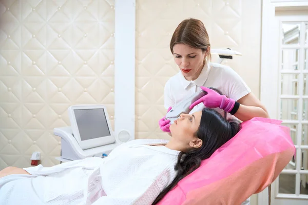 Mujer Joven Recibe Una Sesión Mesoterapia Ultrasónica Una Clínica Cosmetología — Foto de Stock