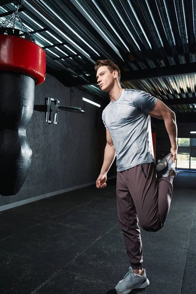 Ganztägiges Porträt Eines Muskulösen Kerls Der Fitnessstudio Quad Stretch Stehen — Stockfoto
