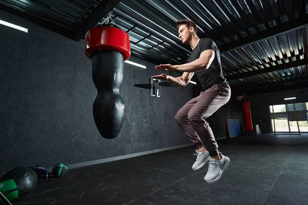 Profisportler Führt Turnhalle Sprünge Vor Hängendem Boxsack Vor — Stockfoto