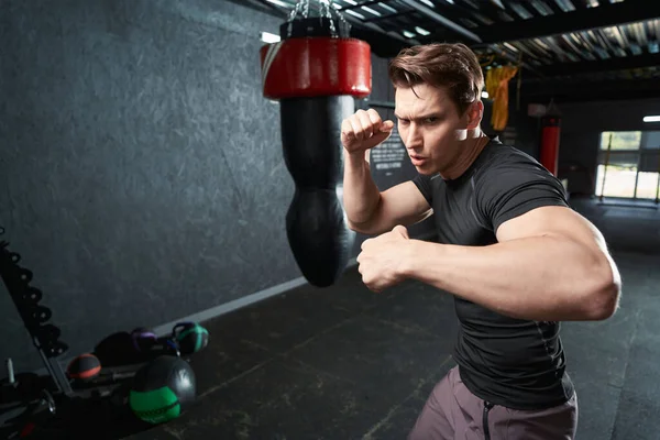 Ernsthaft Entschlossener Muskulöser Mann Steht Kampfhaltung Und Wirft Hakenschläge — Stockfoto