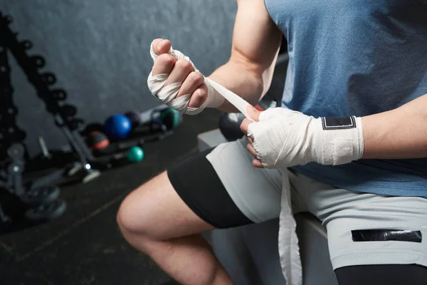 Foto Recortada Boxeador Masculino Profissional Que Envolve Bandagem Elástica Torno — Fotografia de Stock
