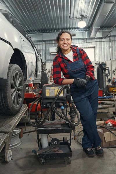 Young Master Keeping Smile Face While Working Service Station — Stock Photo, Image