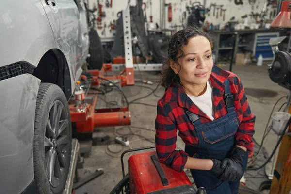 Herrchen Uniform Lehnt Ausrüstung Während Neben Beschädigtem Auto Steht — Stockfoto