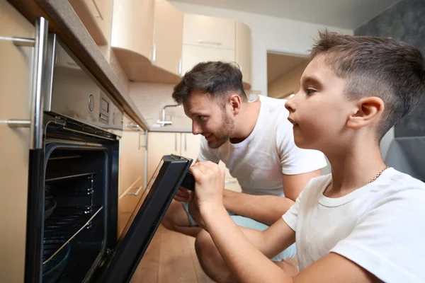 Side View Kid Getting Oven Electric Stove Opened Man Sitting — ストック写真