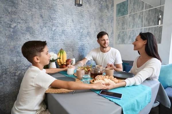 Son Father Mother Holding Each Other Hands Prayer While Sitting — Stockfoto