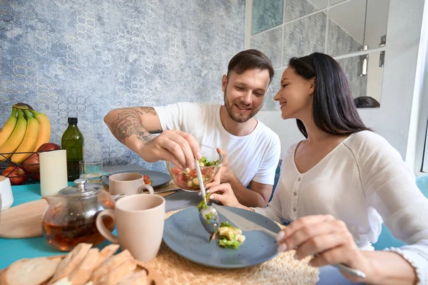 Male Transferring Food Bowl Woman Plate While Having Family Gathering — Stockfoto