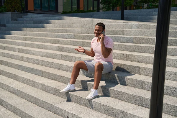 Sorrindo Alegre Adulto Homem Pessoa Sentada Escadas Concreto Durante Conversa — Fotografia de Stock