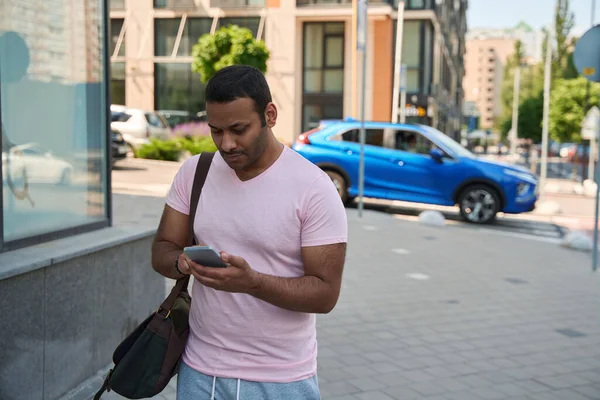 Vážný Mladý Muž Mobilním Telefonem Rukou Stojící Chodníku — Stock fotografie