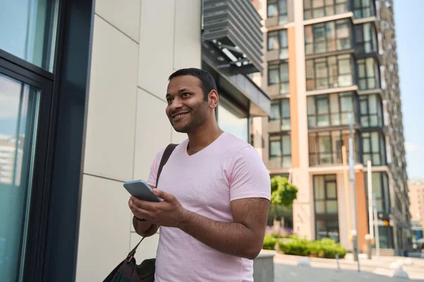Usmívající Šťastný Muž Chytrým Telefonem Rukou Stojí Blízkosti Kancelářské Budovy — Stock fotografie