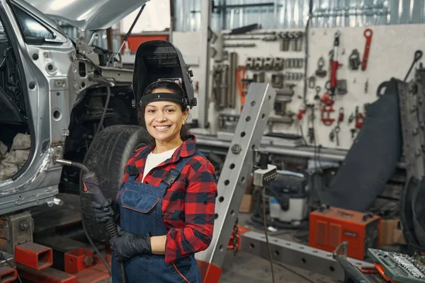 Junger Mechaniker Hält Helm Auf Während Auto Garage Repariert — Stockfoto