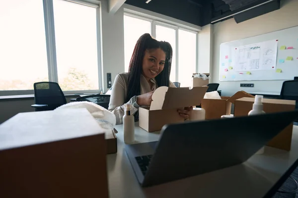 Fröhliche Online Shopmitarbeiterin Sitzt Bürotisch Und Packt Artikel Für Den — Stockfoto