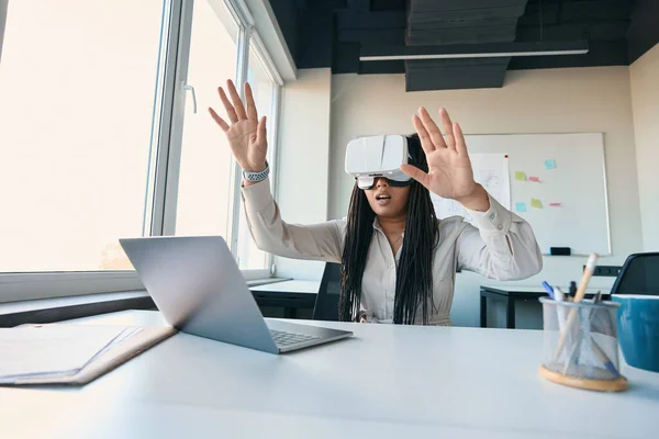 Open Mouthed Company Employee Seated Desk Goggles Exploring Virtual Reality — Fotografia de Stock