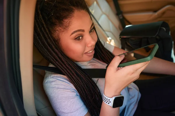 Dreamy Lady Smartphone Hand Sitting Backseat Motor Vehicle — Stock Photo, Image