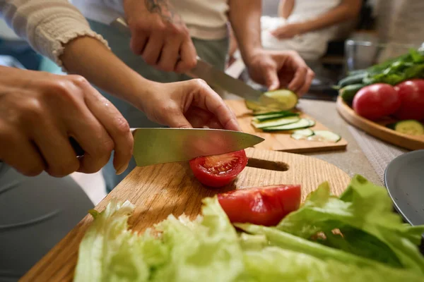 Faca Mão Pessoa Cortando Tomate Vermelho Placa Corte Cozinha Com — Fotografia de Stock