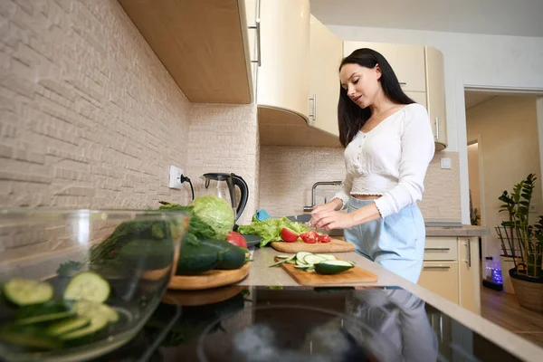Side View Caucasian Woman Cutting Lettuce Tomatoes Wooden Board Kitchen — Fotografia de Stock