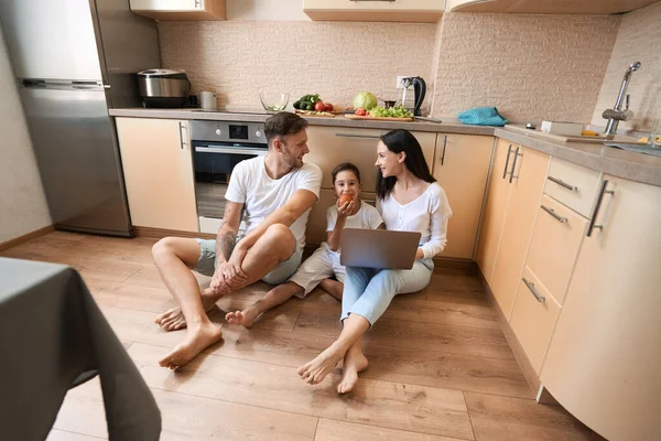 Happy Couple Exchanging Glances While Sitting Floor Boy Them Eating — Stock fotografie