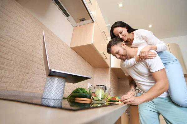 Caucasian Male Slicing Vegetables Kinfe Salad Kitchen While Raising Woman — Stock Photo, Image