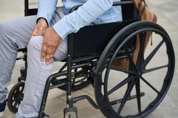 Foto Recortada Hombre Sentado Silla Ruedas Tocando Rótula Con Las —  Fotos de Stock