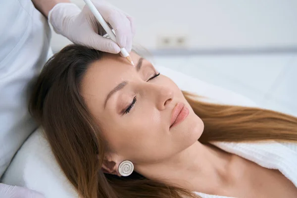 Cosmetologist Marks Contour Skin Forehead White Pencil Tightening Injection — Stock Photo, Image