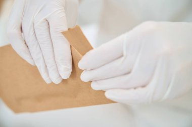 Cildiyeciler el çantalarını sterilize aletlerle açıyorlar.