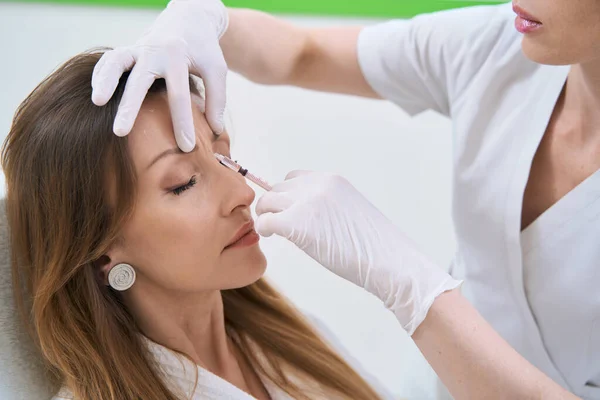 Cosmetologist Makes Injection Patient Get Rid Wrinkles — Foto de Stock