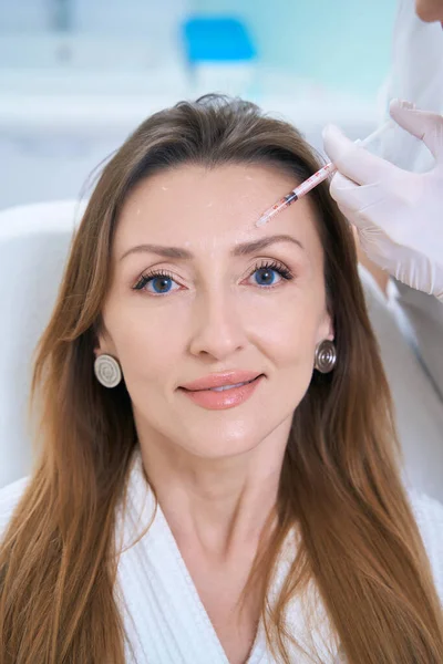 Mujer Feliz Quitando Las Arrugas Frente Clínica Medicina Estética — Foto de Stock