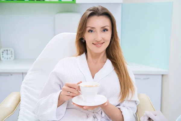 Smiling Woman Beauty Salon Drinking Coffee — ストック写真
