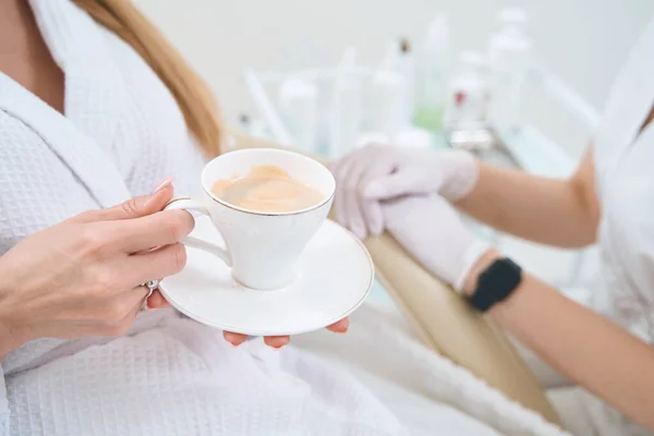 Patient Medical Cosmetology Center Drinks Coffee Procedure — Stockfoto