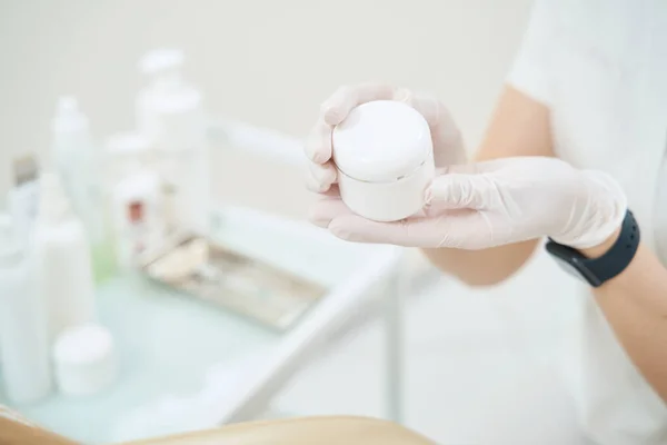 Cosmetologue Tenant Pot Crème Dans Ses Mains — Photo