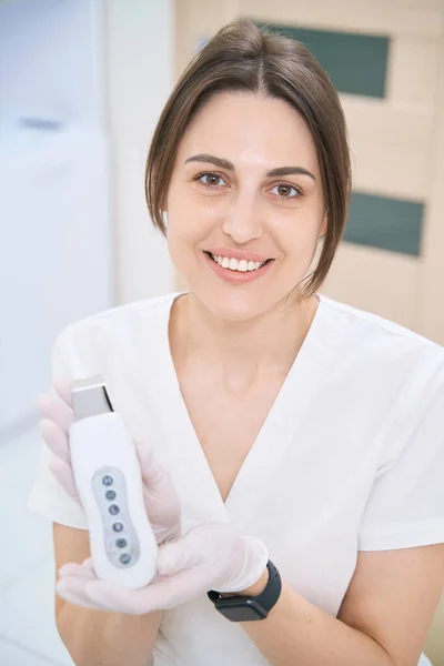 Smiling Beautician Holding Ultrasonic Facial Skin Cleansing Machine — Stock Photo, Image
