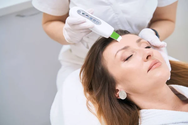 Pretty Adult Woman Undergoes Facial Cleaning Procedure Ultrasonic Machine — Foto Stock