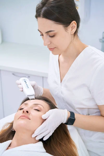 Attentive Dermatologist Cleans Skin Patient Face Ultrasound Machine Medical Cosmetology — Foto de Stock