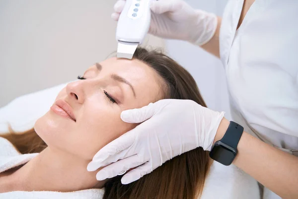 Woman Procedure Hardware Ultrasonic Cleaning Skin Forehead Area — Foto de Stock
