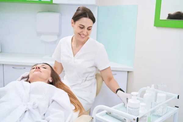 Smiling Dermatologist Doctor Selecting Skin Care Products — Stockfoto