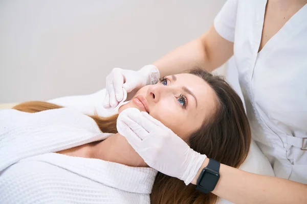 Mujer Está Limpiando Cara Con Hisopos Algodón Centro Médico Cosmetológico — Foto de Stock