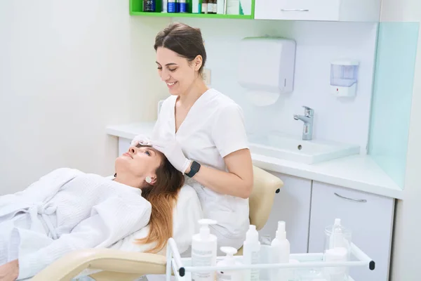 Patient Dermatologist Cleans Her Face Sponges Hardware Facial Cleansing Procedure — Stock Photo, Image