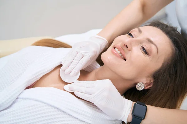 Dermatologist Cleans Skin Smiling Patient Cotton Swabs Neck Decollete Area — Stock Photo, Image