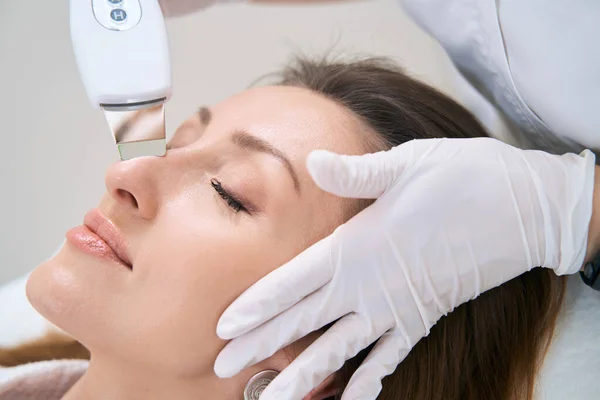 Limpieza Facial Piel Con Dispositivo Ultrasónico Una Sala Cosmetología — Foto de Stock