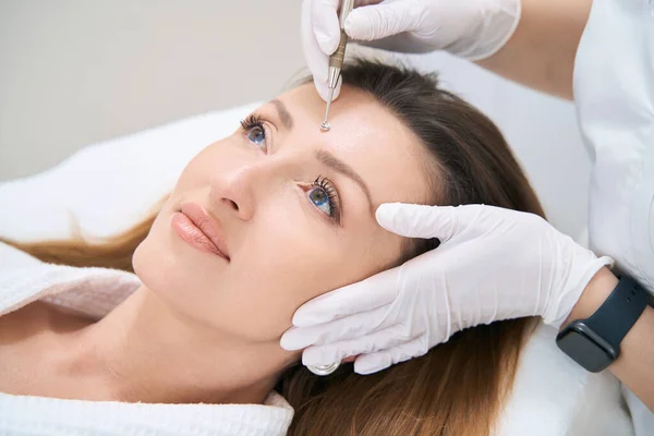 Beautiful Woman Medical Cosmetology Center Procedure Manual Facial Cleansing — Foto de Stock