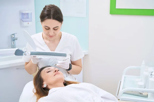 Dermatologist Makes Facial Skin Cleansing Procedure Uno Spoon — Stock Photo, Image