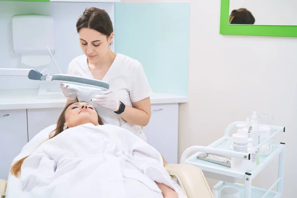 Woman Lies Procedure Cleansing Skin Face Spoon Uno — Stock Photo, Image